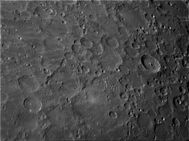 Cratère Tycho (à droite sur l'image), reconnaissable avec son pic central haut de 2 km environ. Ce cratère a un diamètre de 85 km et une profondeur proche de ... 5 km !