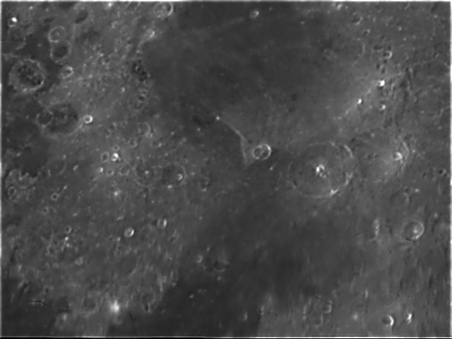 Cratère Theophilus (à droite sur l'mage) ,d'un diamètre de 100 km et d'une profondeur de 3200 m, il possède en son centre un triple pic.